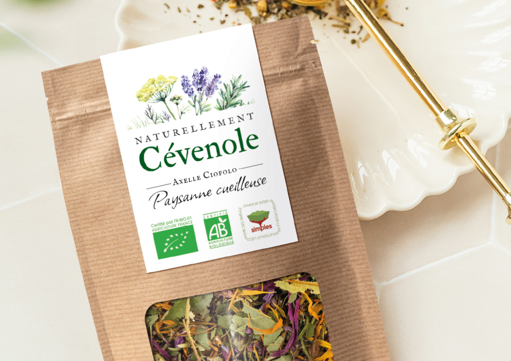 Création d'un logo pour Axelle Ciofolo, paysanne cueilleuse à St-Brès dans le Gard et déclinaisons sur ses étiquettes de tisanes bio.