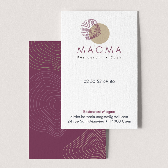 Création d'un logo pour le restaurant Magma à Caen et mise en place de son identité visuelle sur un menu de restaurant, une carte des vins, un bon cadeau, une enseigne, une vitrophanie.