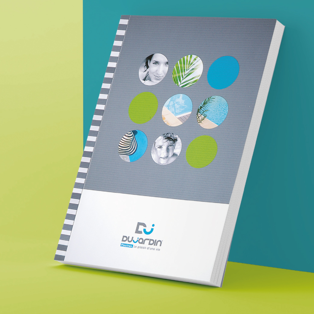 Création d'un logo et mise en page d'un catalogue de produits de piscine.