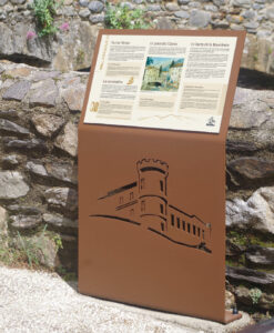 Pupitre en métal ajouré pour un sentier historique.