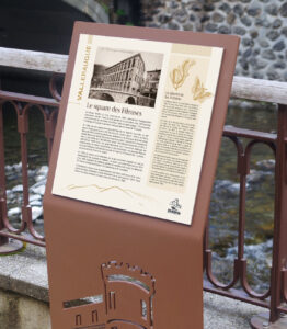 Pupitre pour sentier patrimonial en cœur de ville.